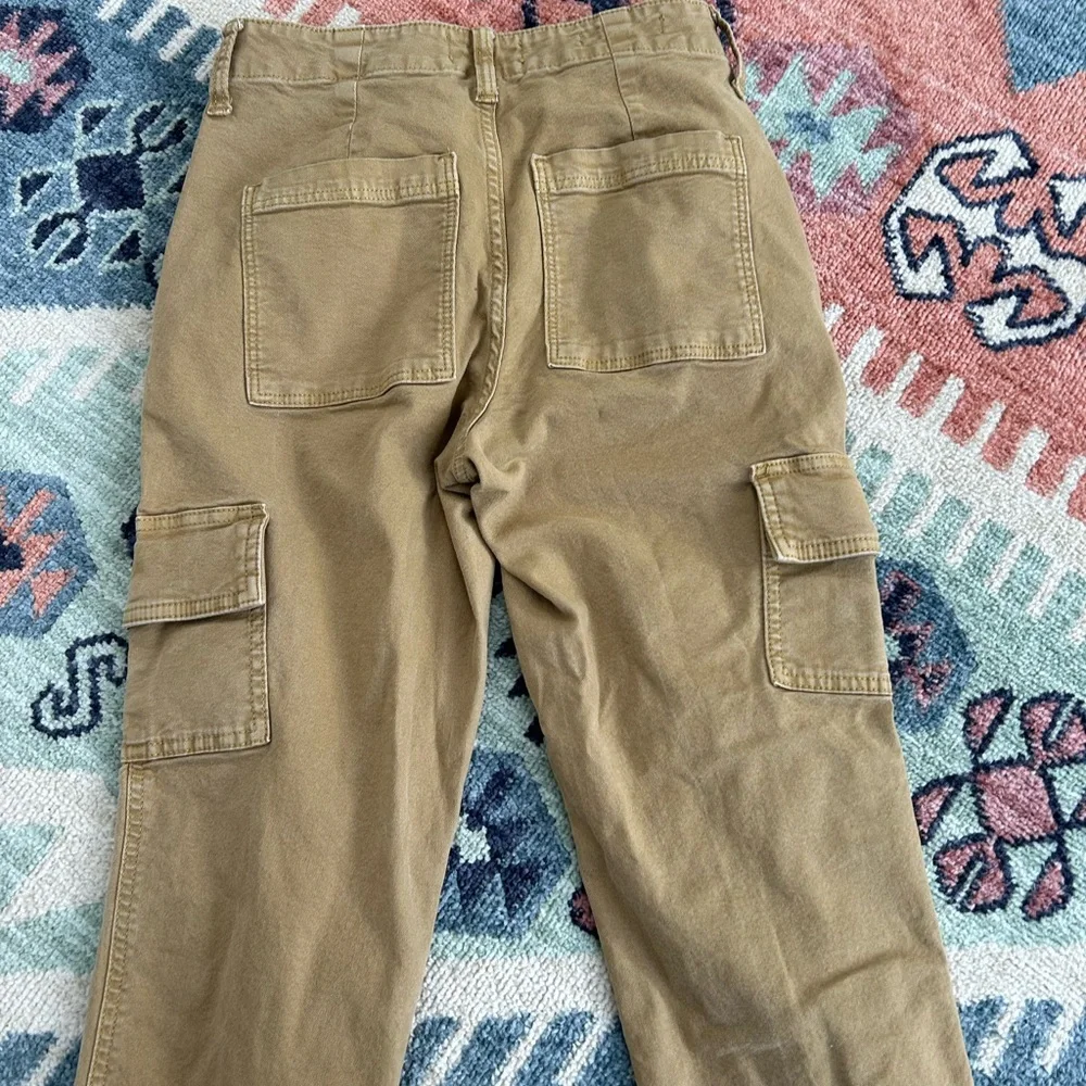Universal Thread womens Khaki cropped Cargo Pants size 00/24R - Picture 5 of 5